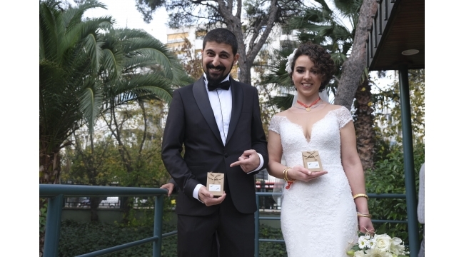 Genç çift nikah şekeri yerine kuru üzüm dağıttı