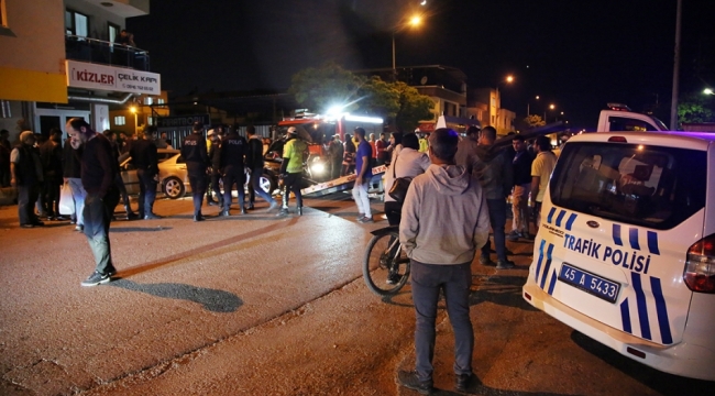 Manisa'da iki otomobil çarpıştı: 2 yaralı