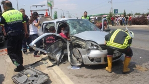 Kavşakta 2 otomobil çarpıştı: 5 yaralı