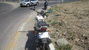 Motosiklet kavşakta devrildi: 2 yaralı