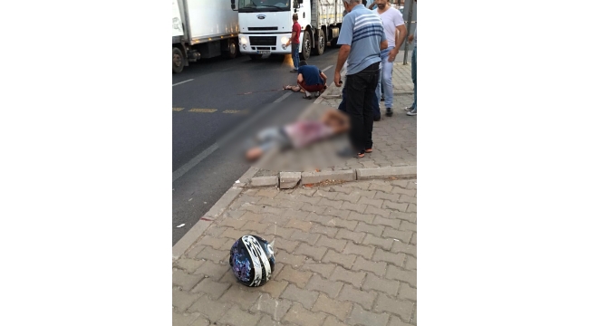 TIR motosiklete çarptı: 1 ölü, 1 yaralı