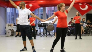 Önce Fransa sonra İzmir'de sahne alacaklar