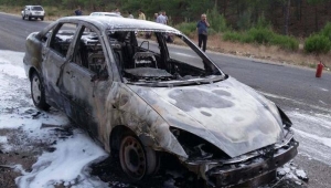 Otomobil ale alev yandı  