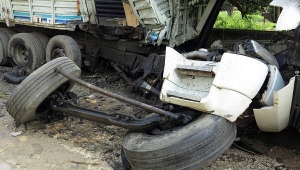 Yolcu treni hemzemin geçitte kamyona çarptı: 1 yaralı