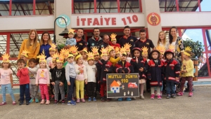 Çocuklar İtfaiyeciliği öğreniyor