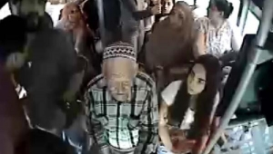 Halk otobüsünde bıçaklı kavga araç kamerasında