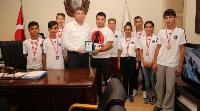 Kick boksçulardan Başkan Tosun'a teşekkür