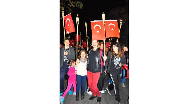 Cumhuriyet Bayramı 10 bin kişilik fener alayı ile kutlandı