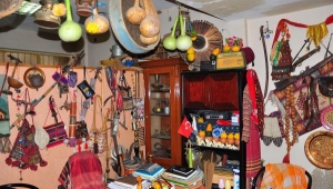 Emlakçı dükkanını müzeye çevirdi