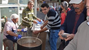 Esnaftan imece usulü aşure dağıtımı