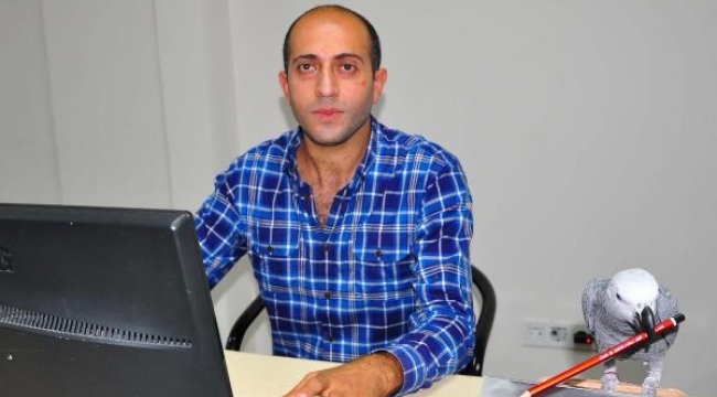 Her yere papağanını da götürüyor