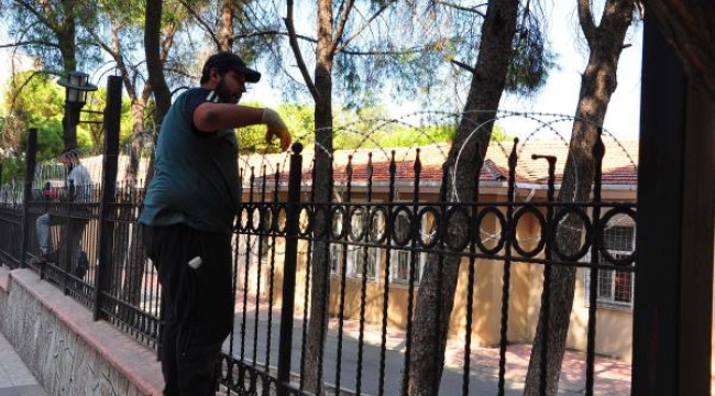 Okulda jiletli tel örgülü önleme tepki