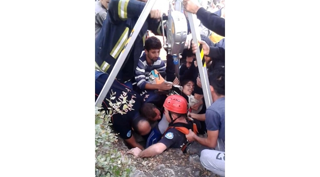 Kuyuya düşen kızı itfaiye çıkardı