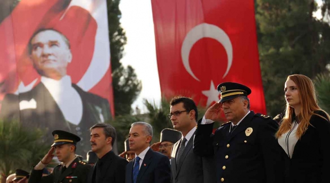 Saat 09:05’te siren sesiyle ilçede hayat durdu.