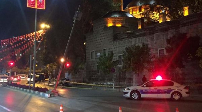 Şiddetli rüzgar direği yan yatırdı