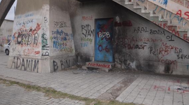 Akhisar salonunın içiyle dışı tam tezat