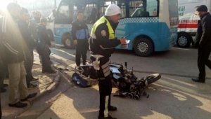 Minibüsle motosiklet çarpıştı: 2 yaralı