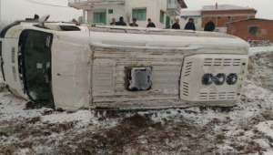 Öğrenci servisi karlı zeminde devrildi