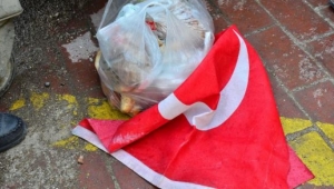 Bayrağa Büyük Ayıp