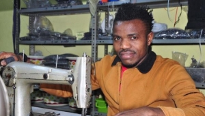 Nijeryalı Futbolcu, Manisa'da Ayakkabıcı Oldu