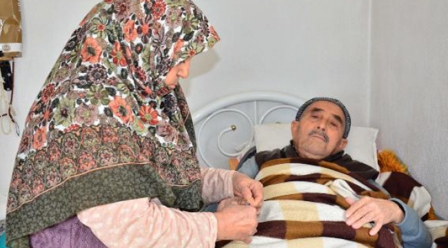 Yatalak Eşine 49 Yıldır Bebek gibi Bakıyor