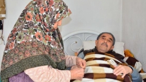 Yatalak Eşine 49 Yıldır Bebek gibi Bakıyor