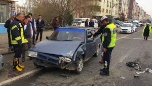 3 araç birbirine girdi 2'si ağır 3 yaralı