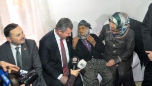 Cami Nöbeti Tutan Nineye Yardım Eli