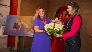 Doğup büyüdüğü Akhisar'da sergi açtı