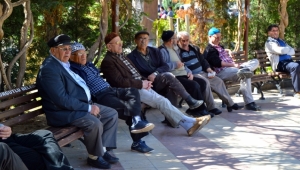 Havalar ısınınca vatandaşlar Orta Parkı doldurdular