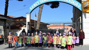 Minikler Esnaf Amcalarına Çöp Poşeti Dağıttı