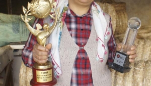 Ürettiği Kapı Çelenklerini Yurt dışına Satıyor