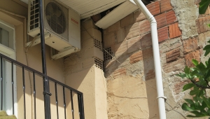 İKİ GÜNDÜR MAHSUR KALAN KEDİ YAVRULARINI İTFAİYE KURTARDI