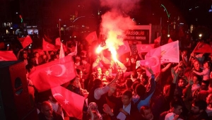 Manisa'da 'Evet' kutlaması 