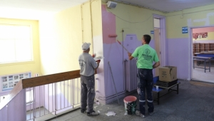 Belediye Ekipleri İki Okulu da Yeni Bir Görünüme Kavuşturuyor