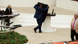 CHP’Lİ ÖZEL’DEN KÜRSÜDE SİYAH ÖRTÜLÜ PROTESTO