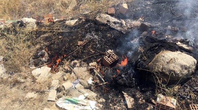 Elektrik telleri koptu, boş arazide yangın çıktı