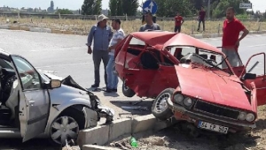 Kavşakta iki otomobil çarpıştı: 1 ölü, 5 yaralı