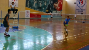 MANİSA'DA 15 TEMMUZ ŞEHİTLERİ ANISINA BADMİNTON TURNUVASI YAPILDI