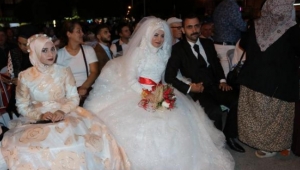 Manisa'da gelin ve damat düğünün ardından demokrasi nöbetine katıldı