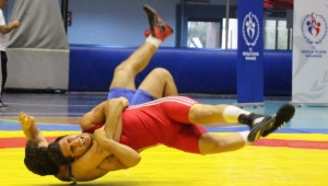 MANİSA'DA GÜREŞÇİLER 15 TEMMUZ ŞEHİTLERİ İÇİN MİNDERE ÇIKTI 