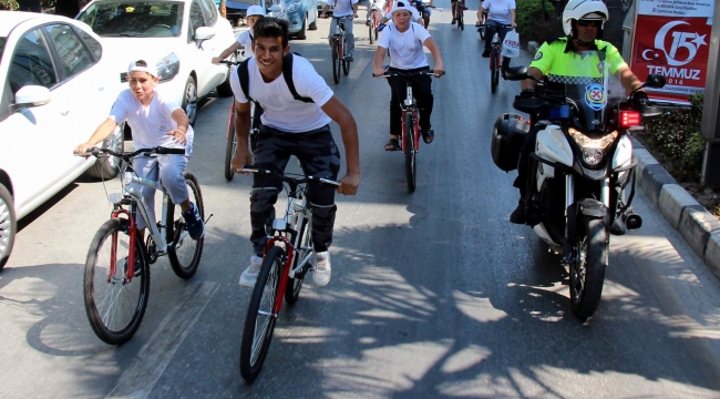 MANİSA'DA PEDALLAR 15 TEMMUZ ŞEHİTLERİ İÇİN ÇEVRİLDİ