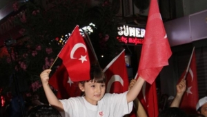 Manisalılar Demokrasi şehitleri için yürüdü