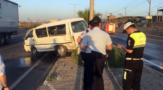 Refüje çıkan kamyonet devrildi: 1’i çocuk 3 yaralı
