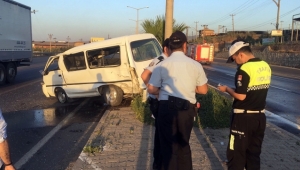 Refüje çıkan kamyonet devrildi: 1’i çocuk 3 yaralı