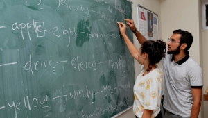 Yabancı gençlerden Karşıyakalı öğrencilere dil kursu