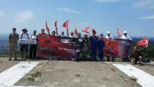 Zirvede Demokrasi Ateşi Yaktılar