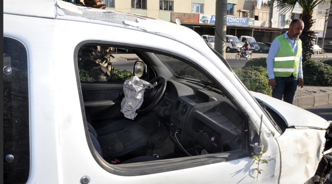 Otomobil refüje çıkıp ağaçlara çarptı: 1 yaralı