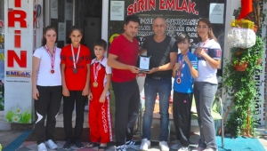Şirin Emlak'a plaket