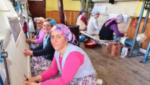Muhtarlığı atölyeye çevirip, kadınlara iş imkanı sağladı